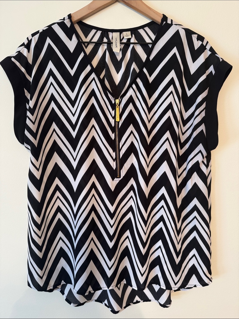 TACERA Black & White Chevron V-Neck Zip Blouse
